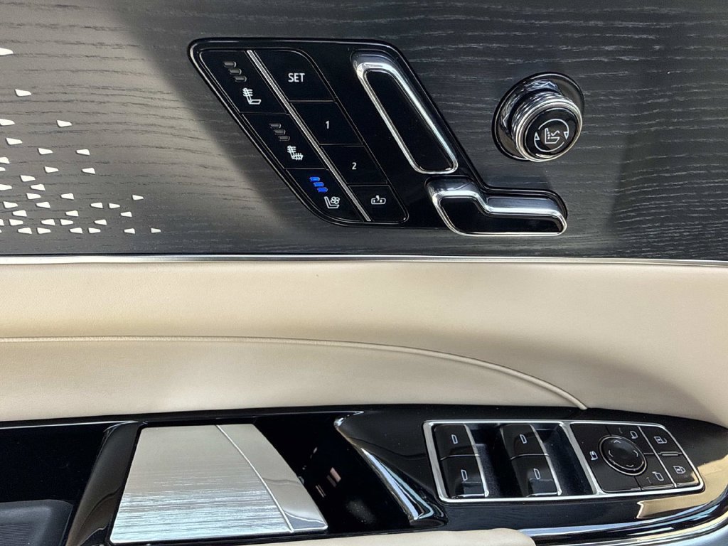 New 2026 Cadillac Lyriq Signature Luxury w/ LPO, Blue Accent Package AWD/4WD image 19