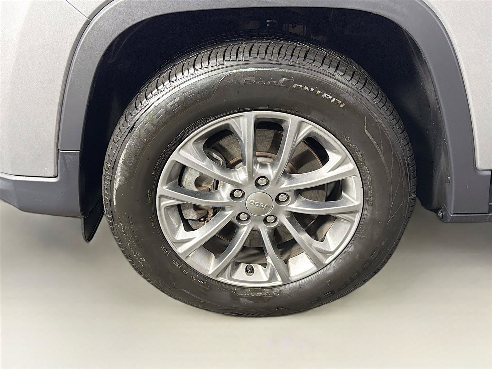 Used 2020 Jeep Cherokee Latitude Plus w/ Comfort/Convenience Group AWD/4WD image 31