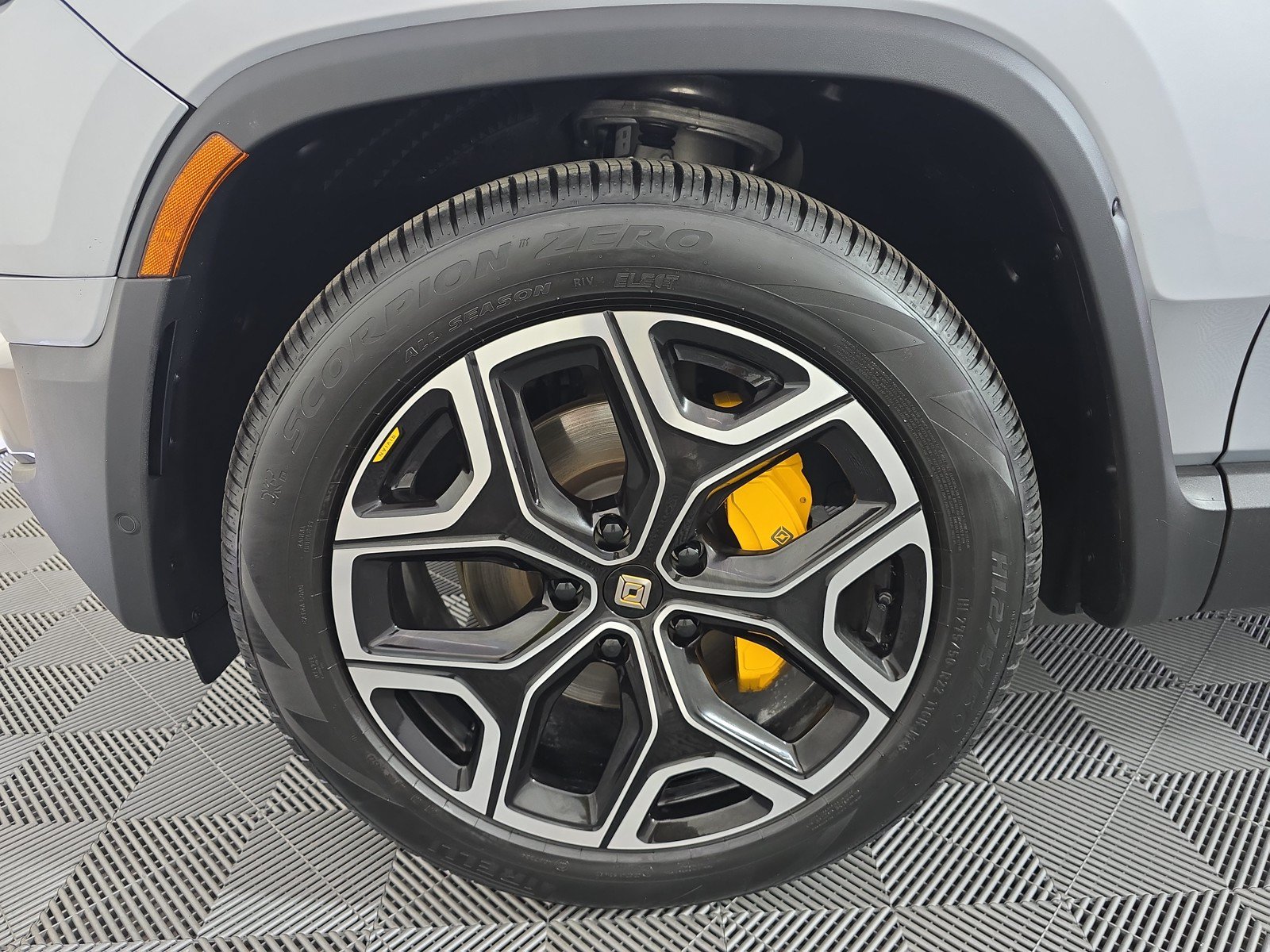 Used 2024 Rivian R1S Adventure AWD/4WD image 9