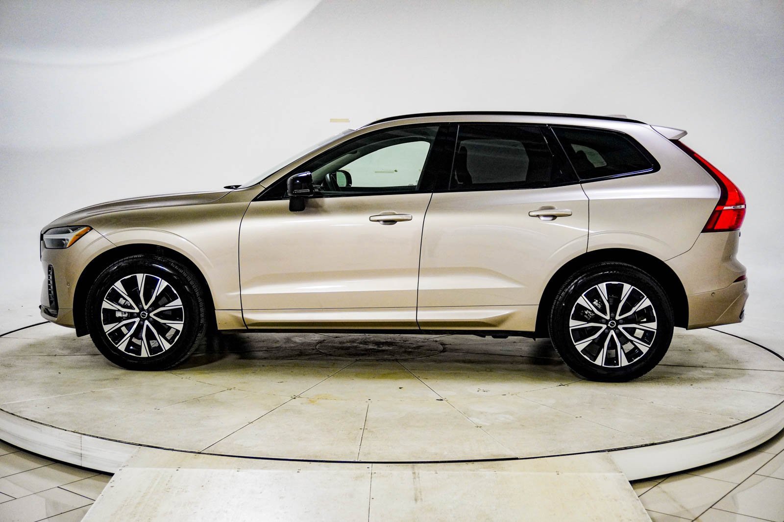 Used 2025 Volvo XC60 B5 Plus image 4