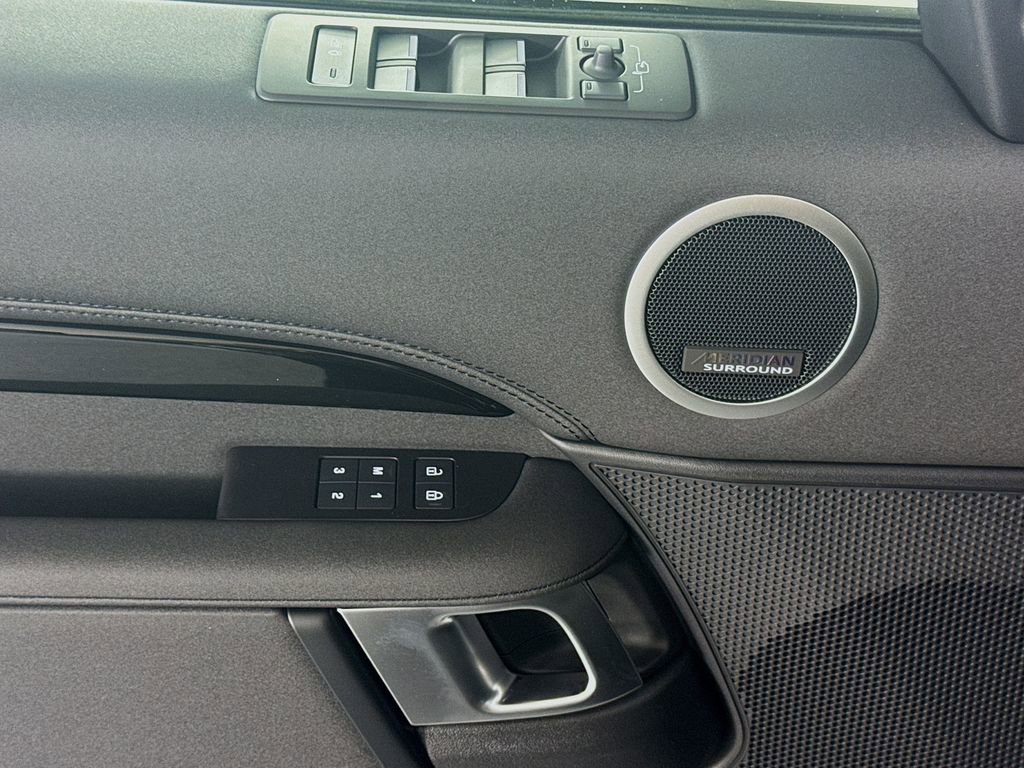 New 2025 Land Rover Discovery S image 17