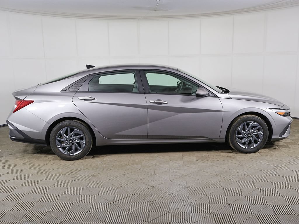 Used 2024 Hyundai Elantra Blue FWD image 13
