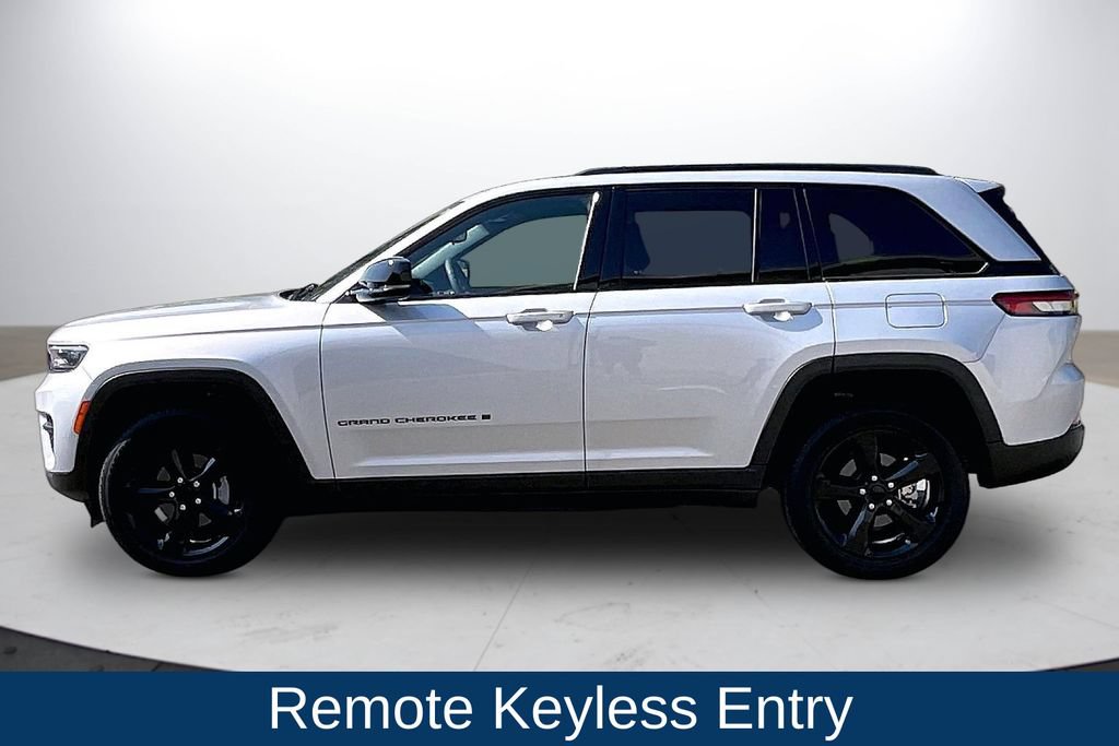 Used 2023 Jeep Grand Cherokee Altitude AWD/4WD image 5