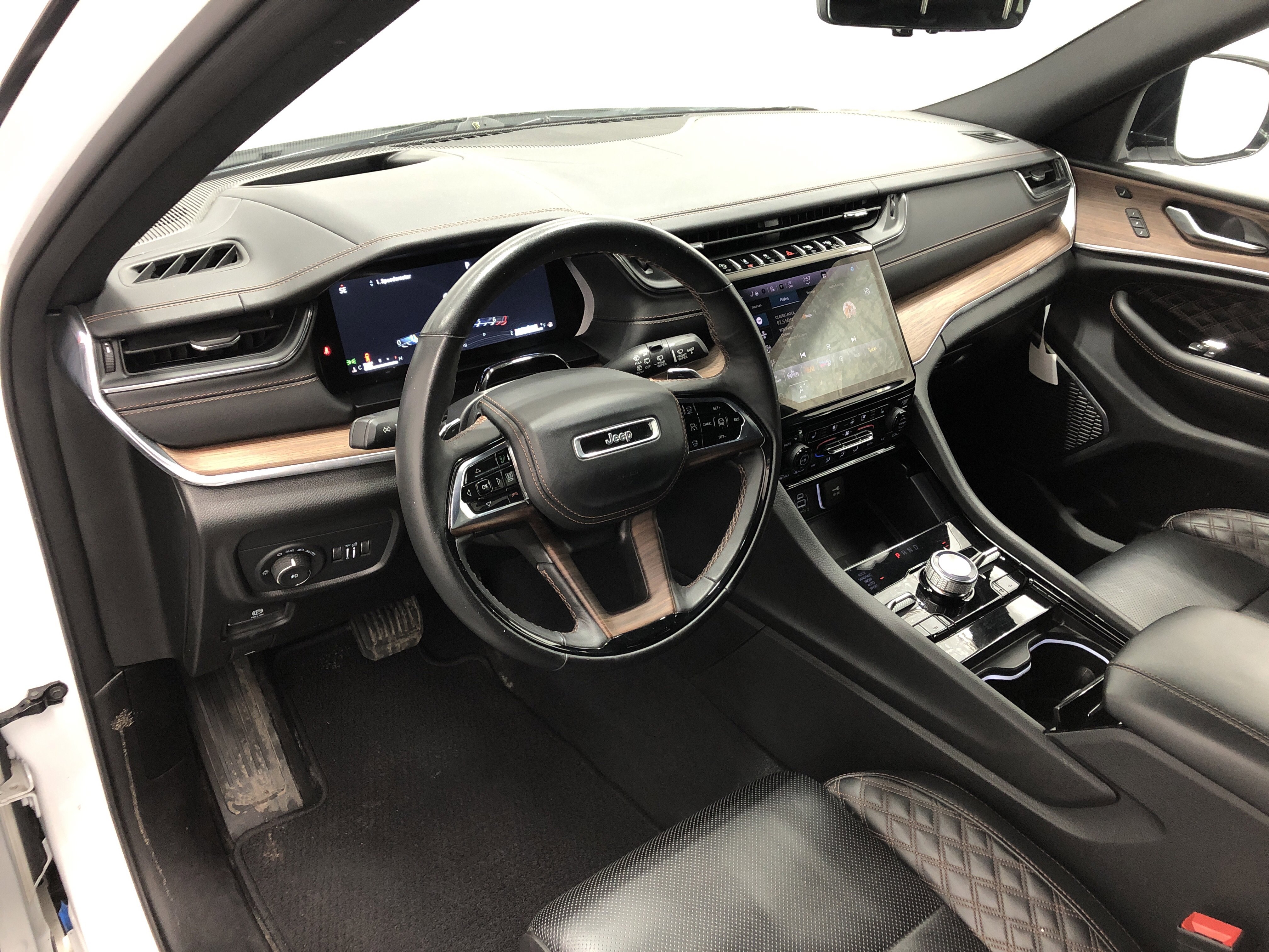 Certified 2024 Jeep Grand Cherokee L Summit w/ Advanced Protech Group IV image 17