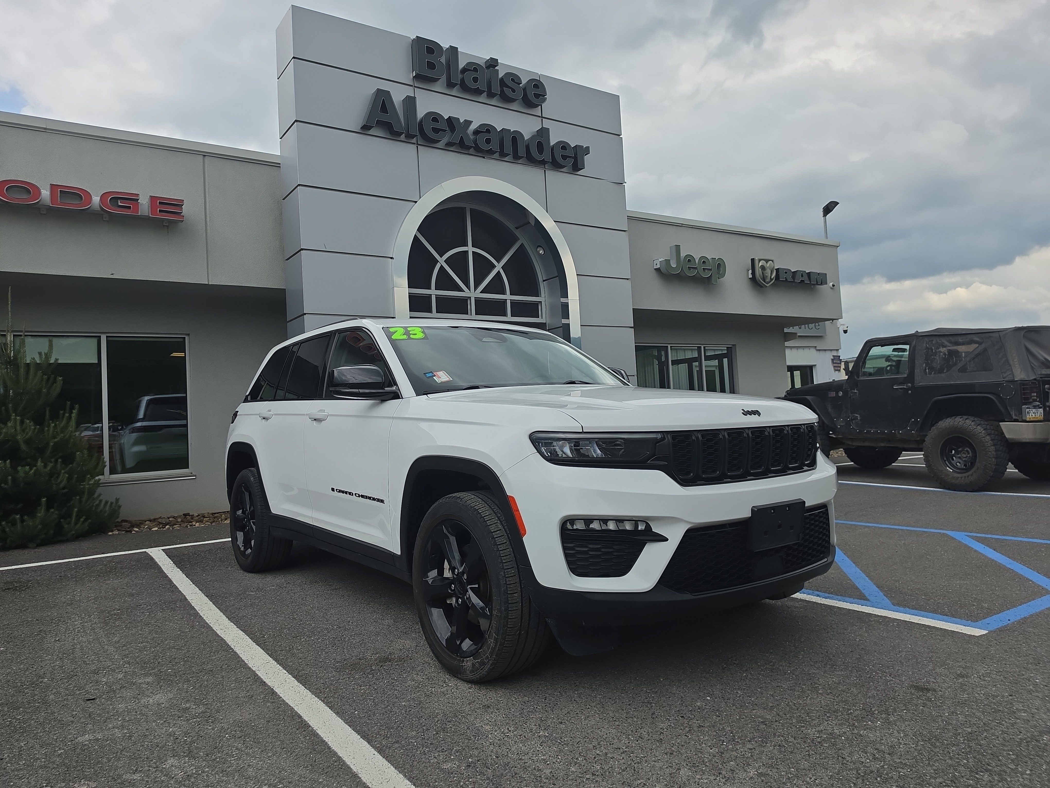 Used 2023 Jeep Grand Cherokee Limited w/ Black Appearance Package