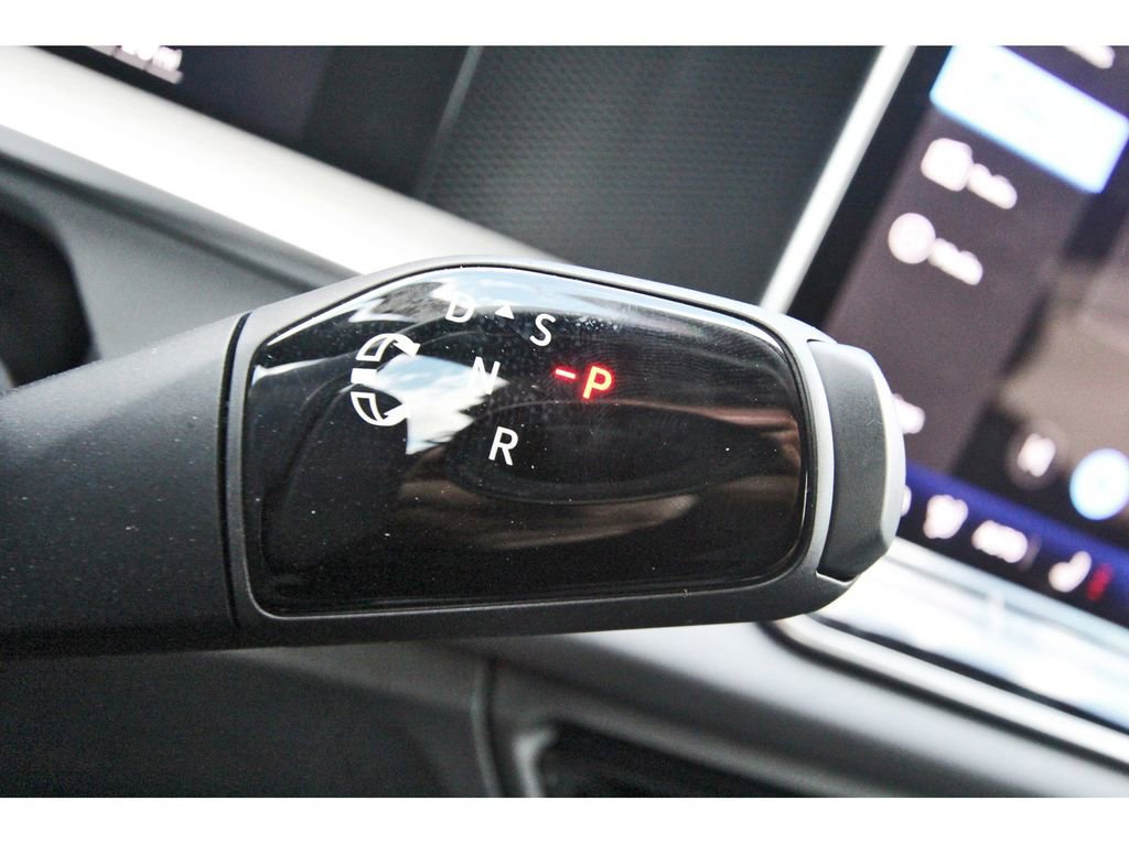 Used 2025 Volkswagen Tiguan SE R-Line image 11