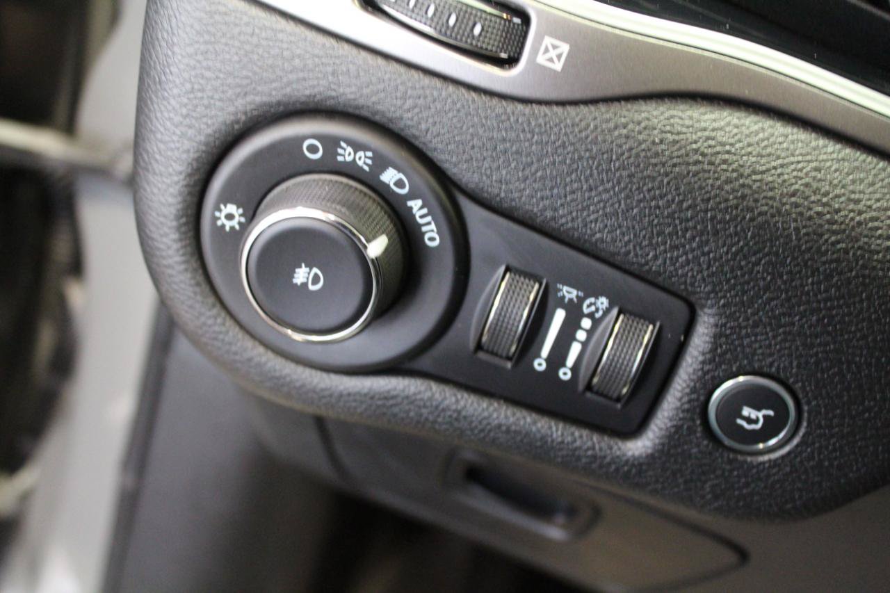Used 2021 Jeep Cherokee Limited w/ Elite Package AWD/4WD image 11