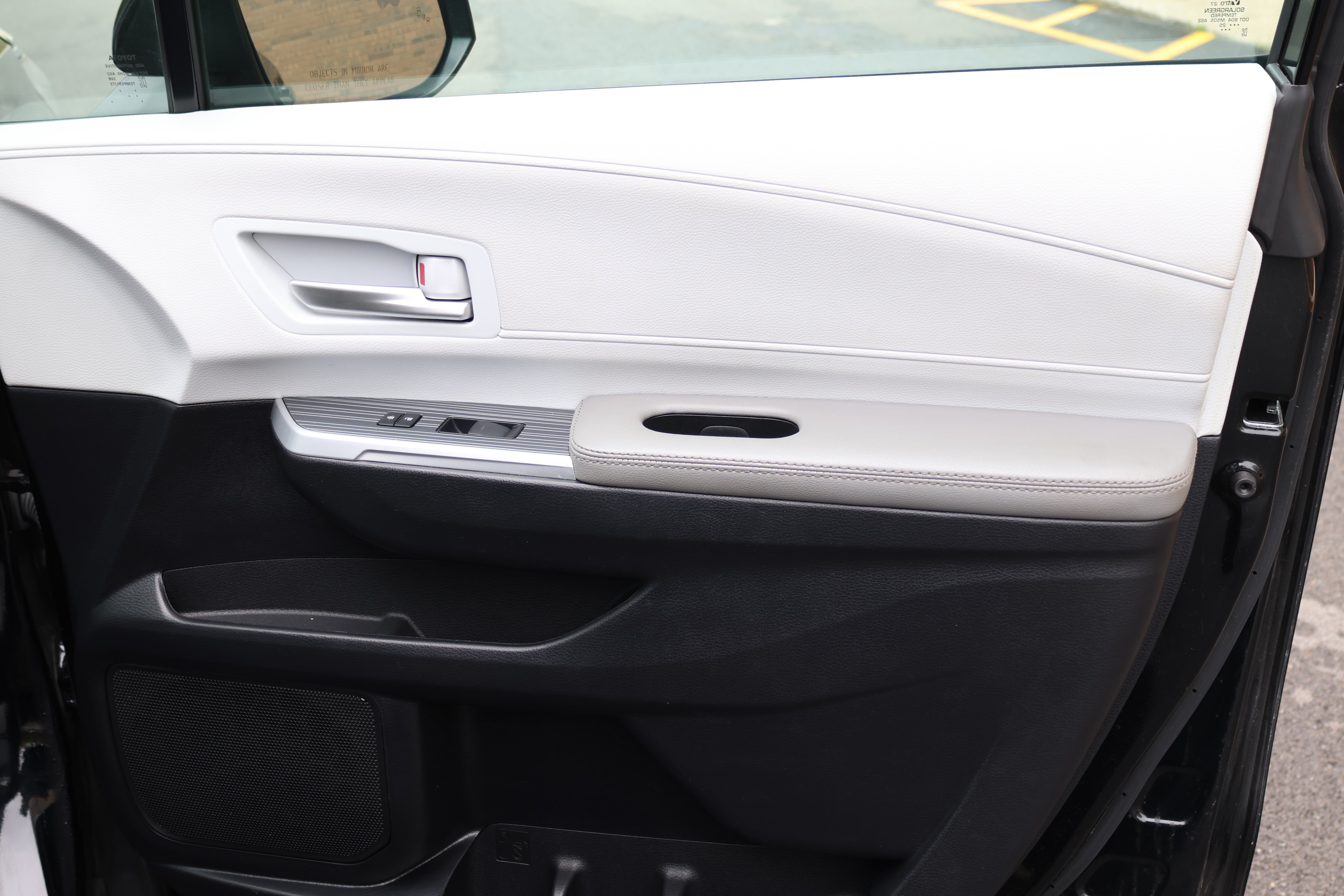 Certified 2025 Toyota Sienna XLE FWD image 37