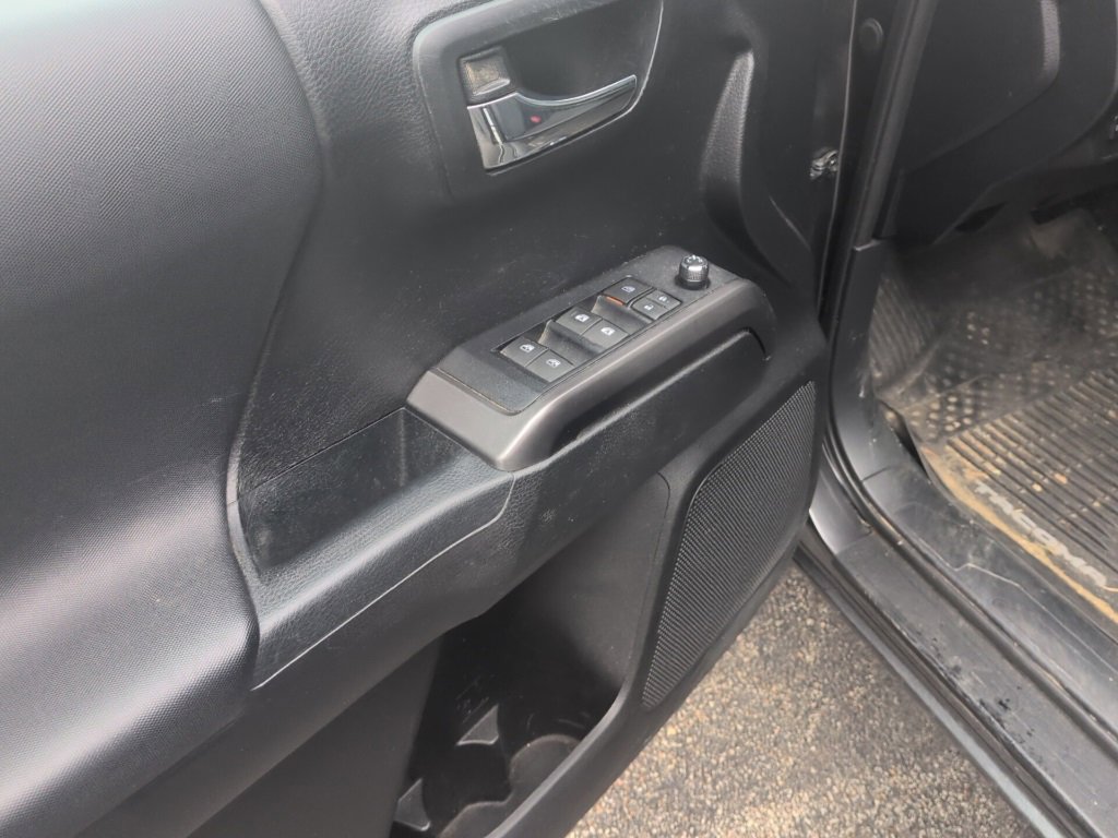 Used 2017 Toyota Tacoma TRD Off-Road image 11