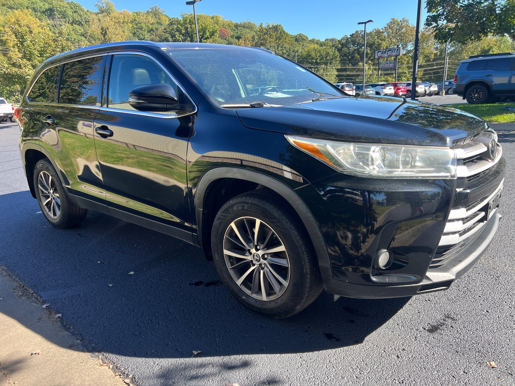 Used 2019 Toyota Highlander XLE AWD/4WD image 3