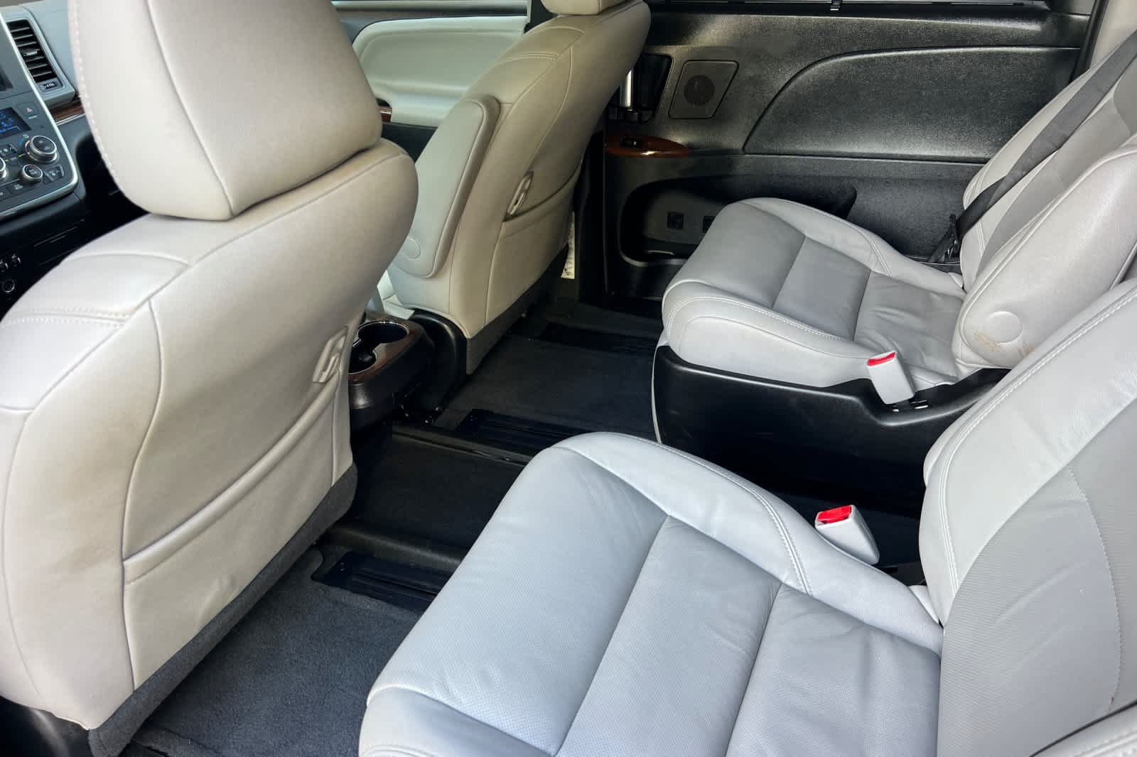 Certified 2017 Toyota Sienna Limited Premium FWD image 4