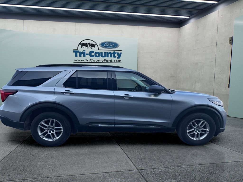 Used 2025 Ford Explorer Active AWD/4WD image 8