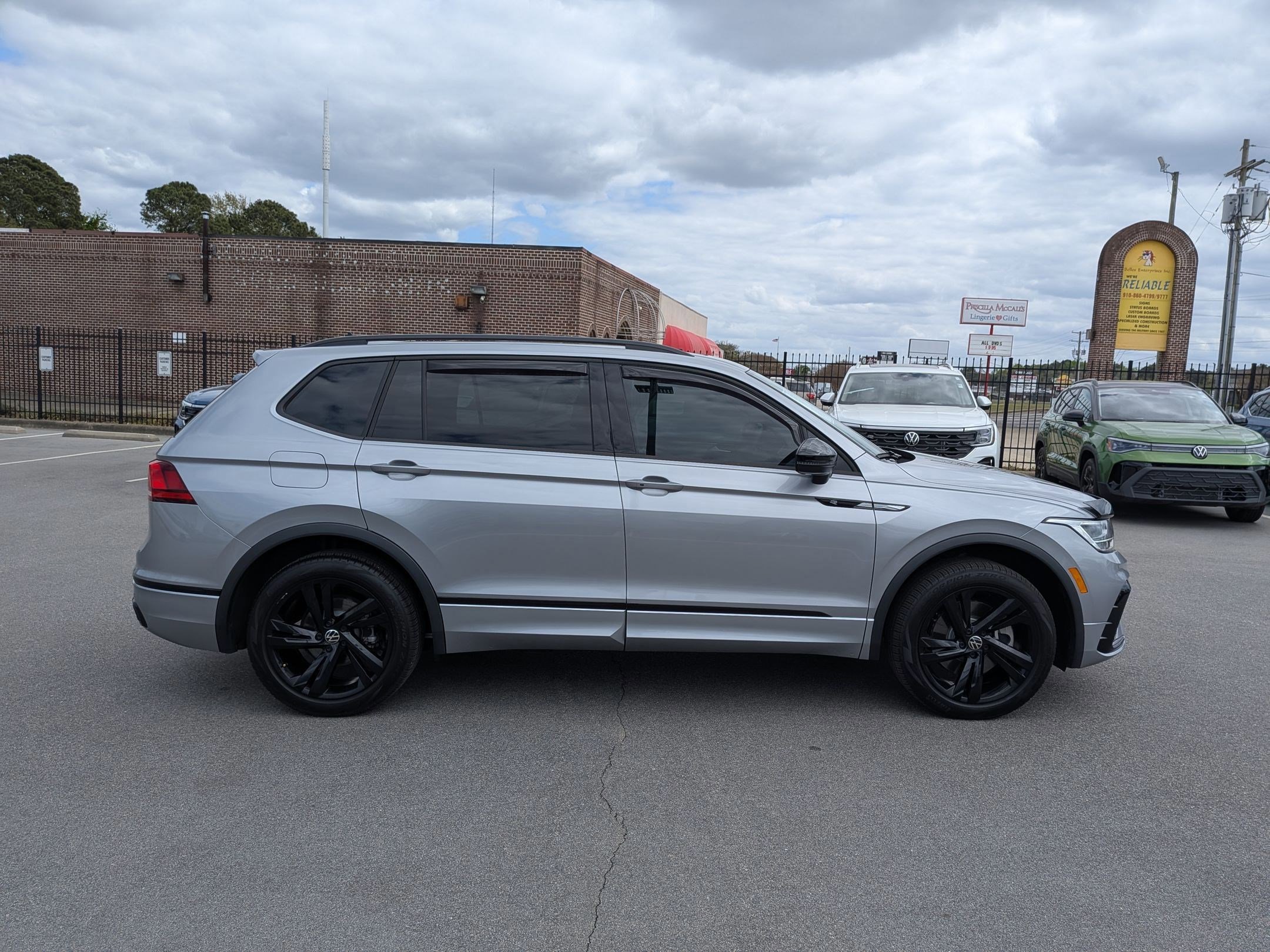 Used 2024 Volkswagen Tiguan SE R-Line image 2