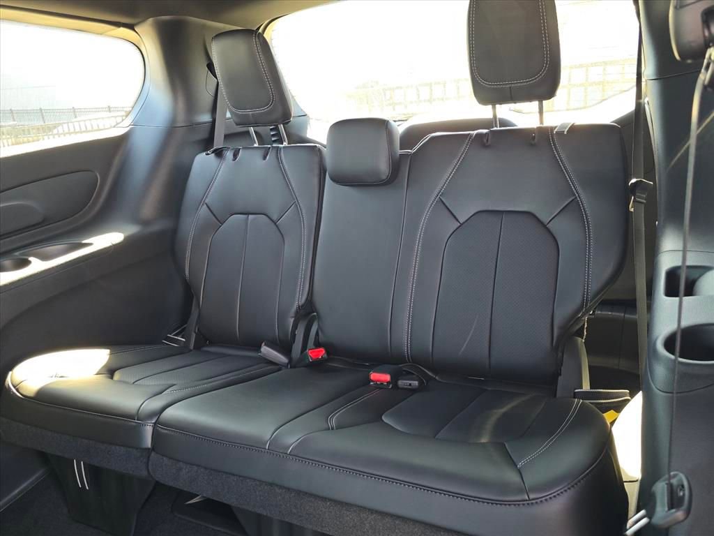New 2026 Chrysler Pacifica Select FWD image 7