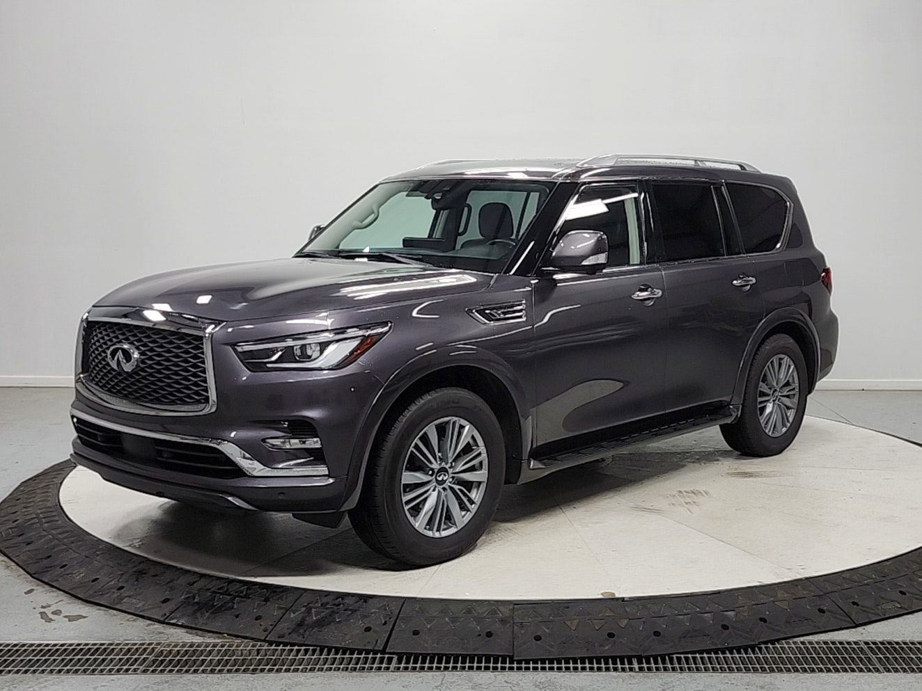 Used 2024 INFINITI QX80 Luxe AWD/4WD image 3