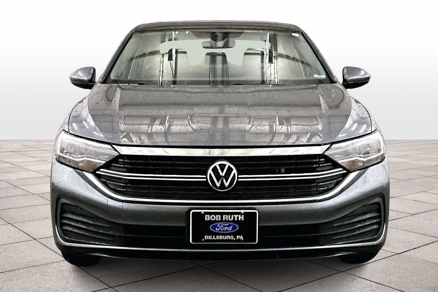 Used 2024 Volkswagen Jetta SE image 3