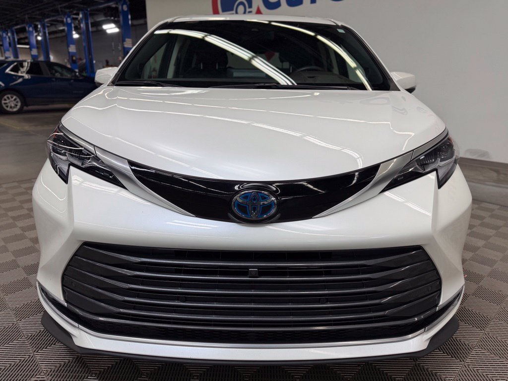 Used 2021 Toyota Sienna Platinum FWD image 2