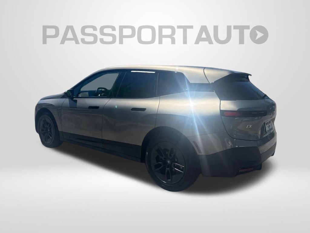 Used 2025 BMW iX xDrive50 w/ Premium Package AWD/4WD image 8