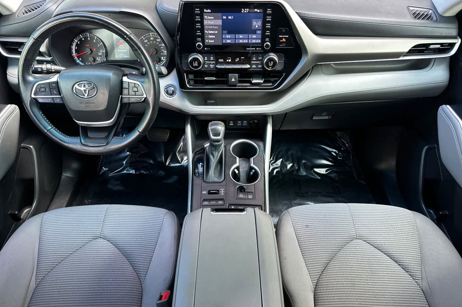 Used 2022 Toyota Highlander LE AWD/4WD image 3