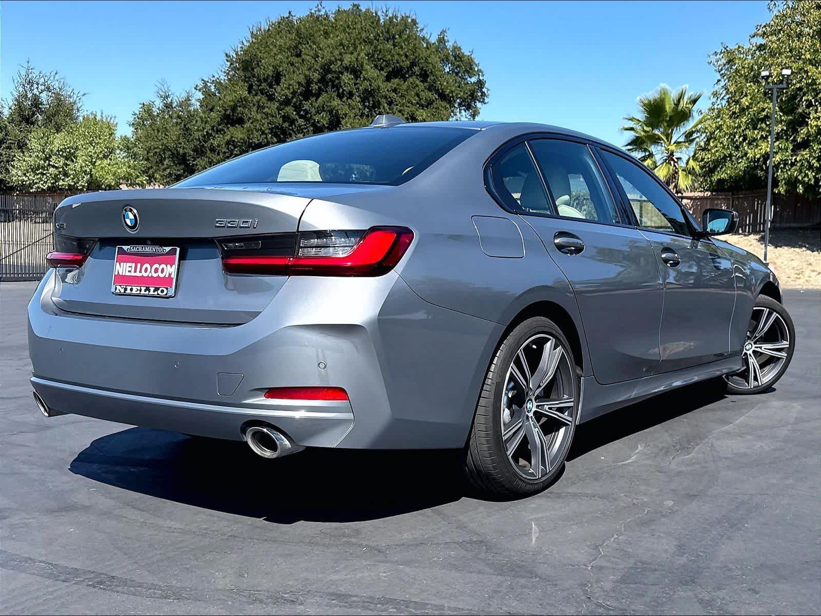 Used 2023 BMW 330i xDrive Sedan w/ Premium Package AWD/4WD image 4