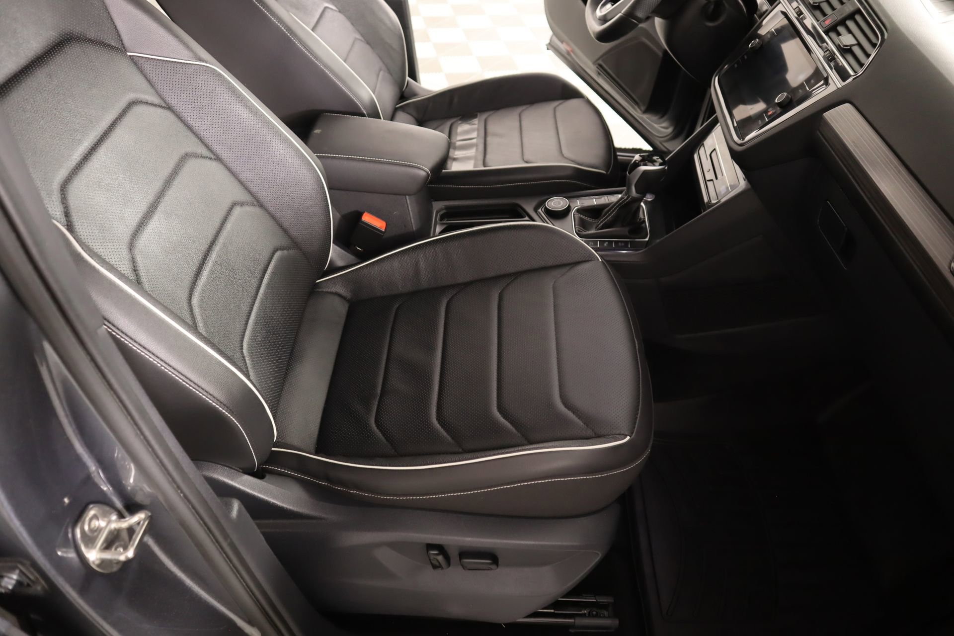 Used 2024 Volkswagen Tiguan SEL R-Line image 13