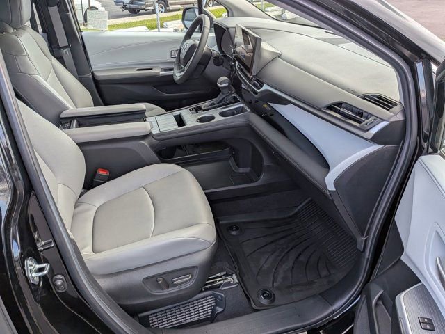 Used 2025 Toyota Sienna XLE FWD image 5