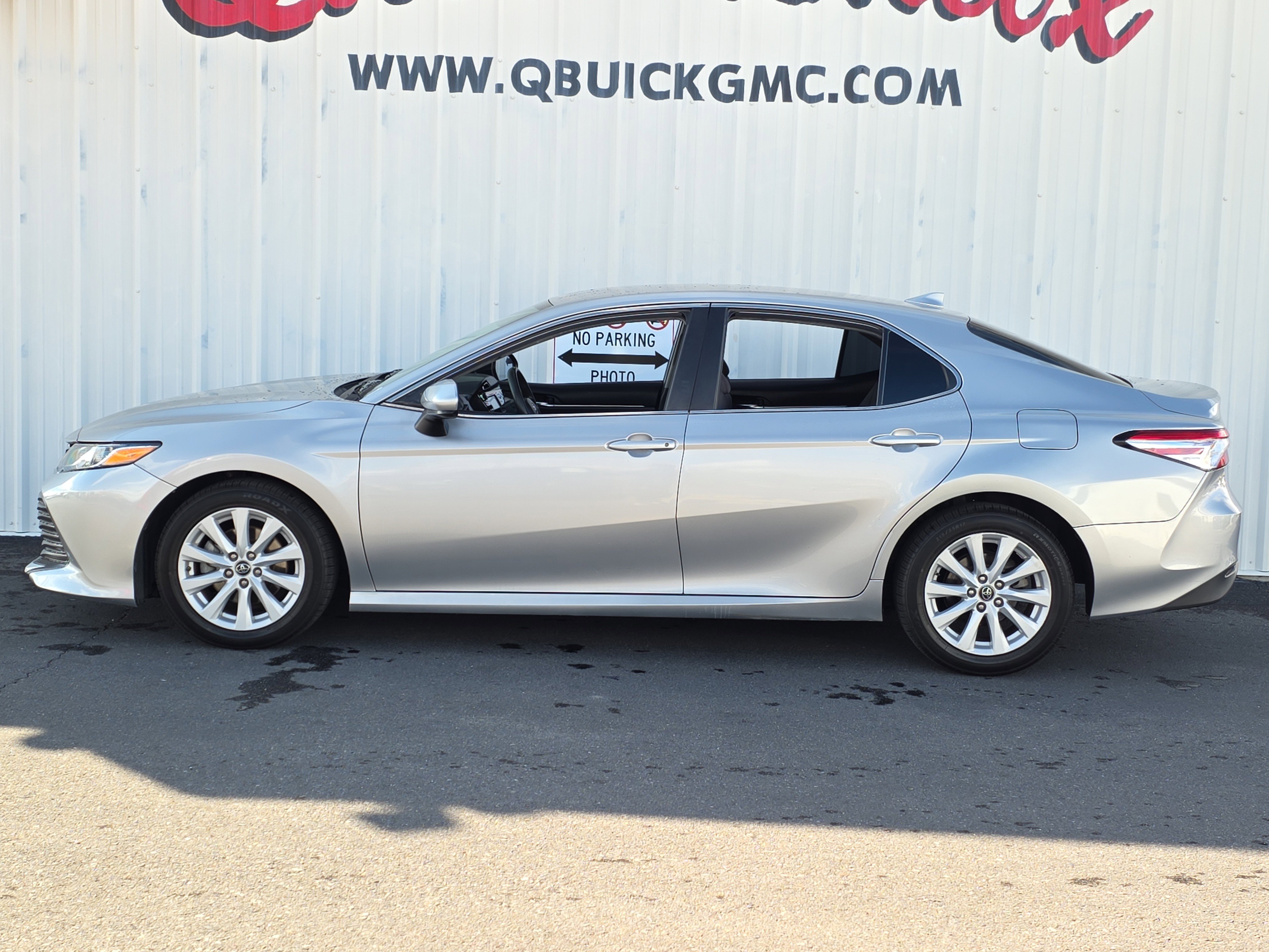 Used 2019 Toyota Camry LE image 4