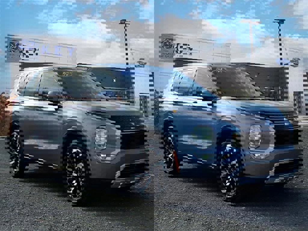 Used 2023 Mitsubishi Outlander SE