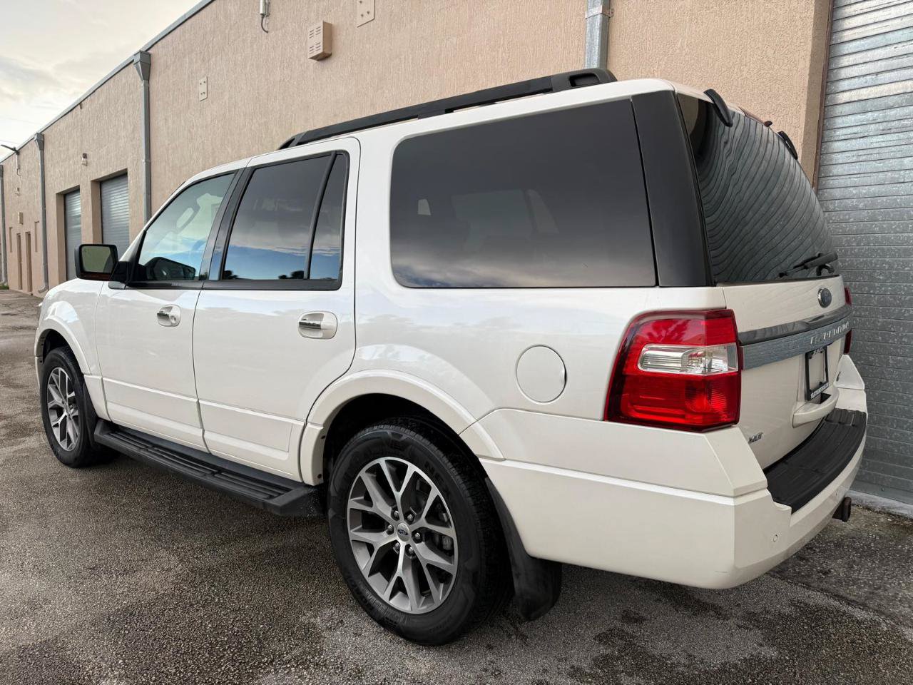 Used 2017 Ford Expedition XLT w/ Equipment Group 202A RWD image 4