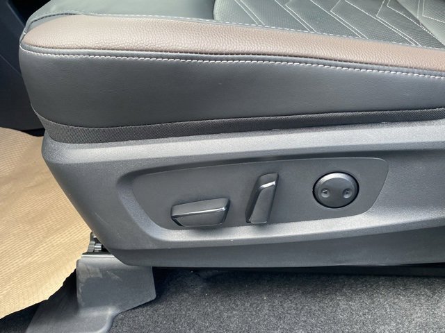 New 2025 Nissan Pathfinder Platinum w/ Black Appearance Package image 17