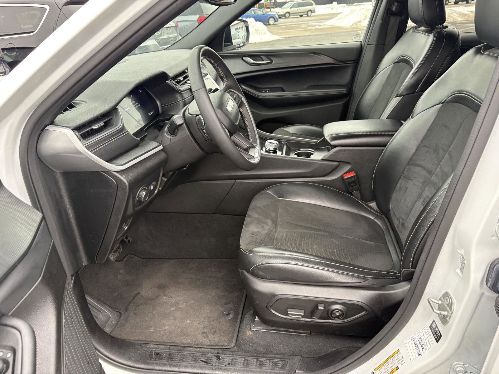 Used 2024 Jeep Grand Cherokee L Laredo image 4