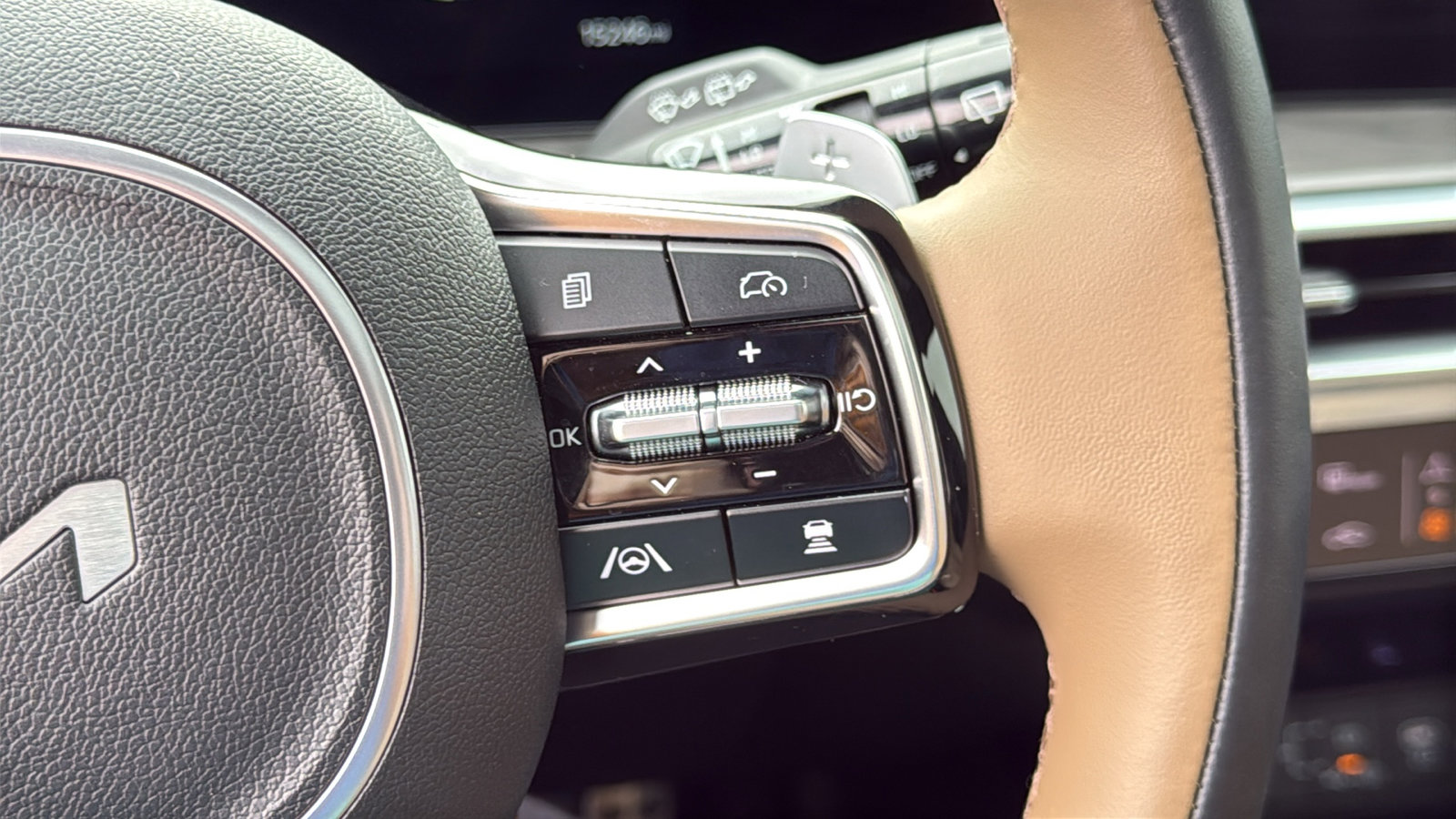 Used 2024 Kia Sorento SX Prestige w/ Olive Brown Leather Package image 17