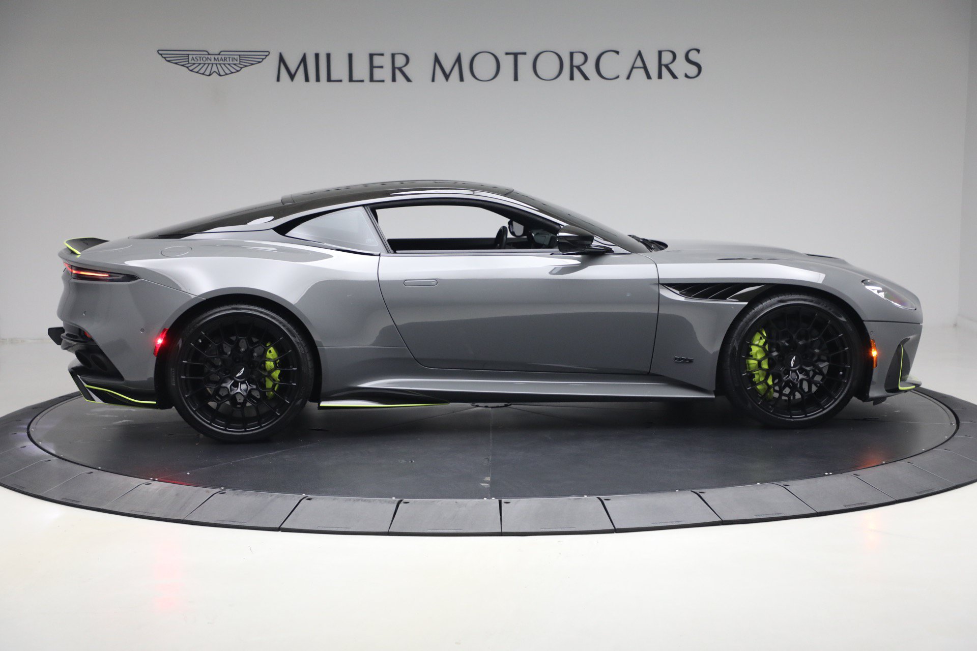Used 2023 Aston Martin DBS Coupe RWD image 9