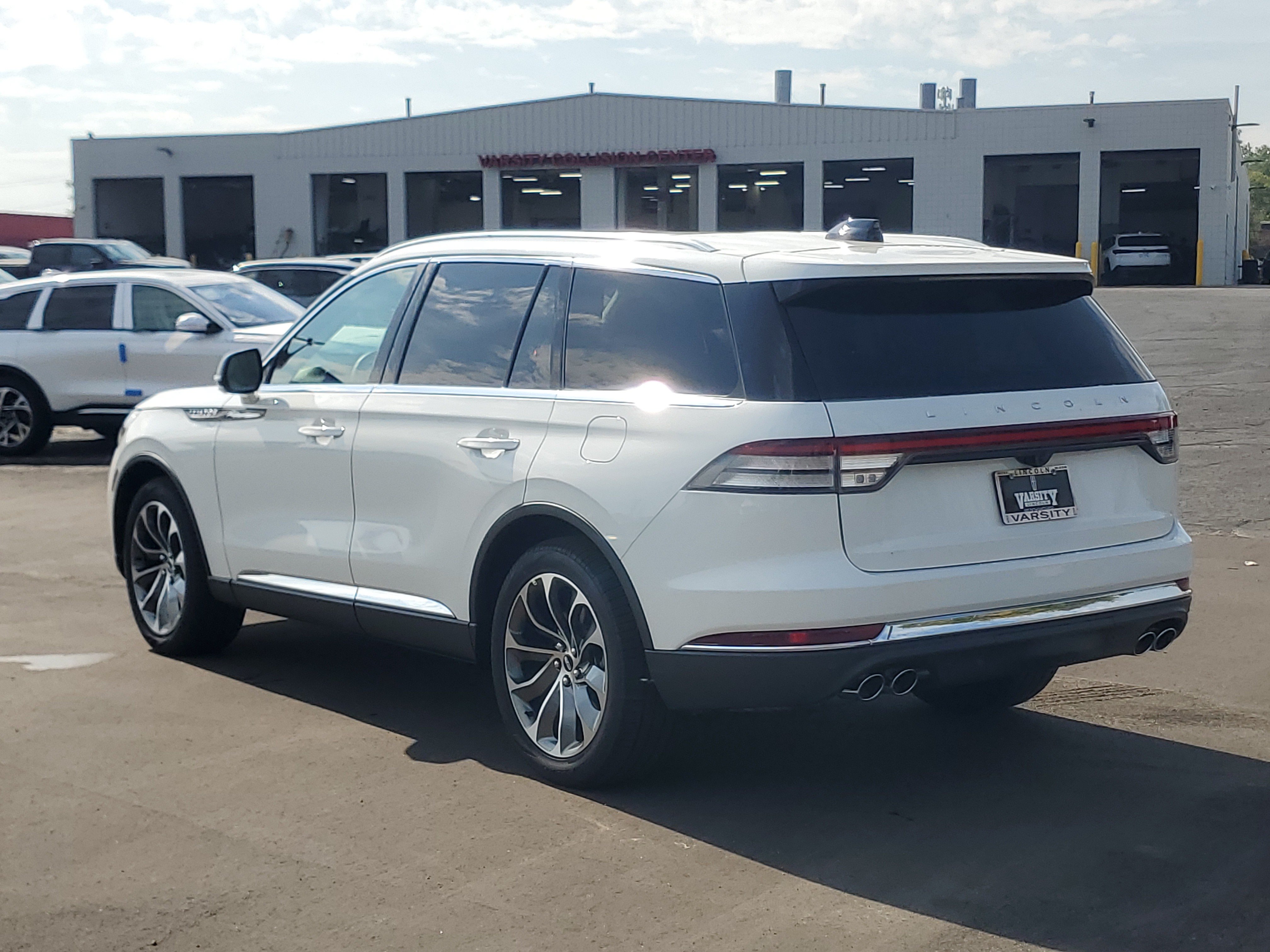 New 2027 Lincoln Aviator AWD image 3