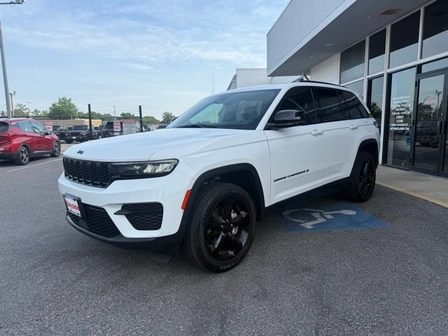 Used 2023 Jeep Grand Cherokee Altitude AWD/4WD image 7