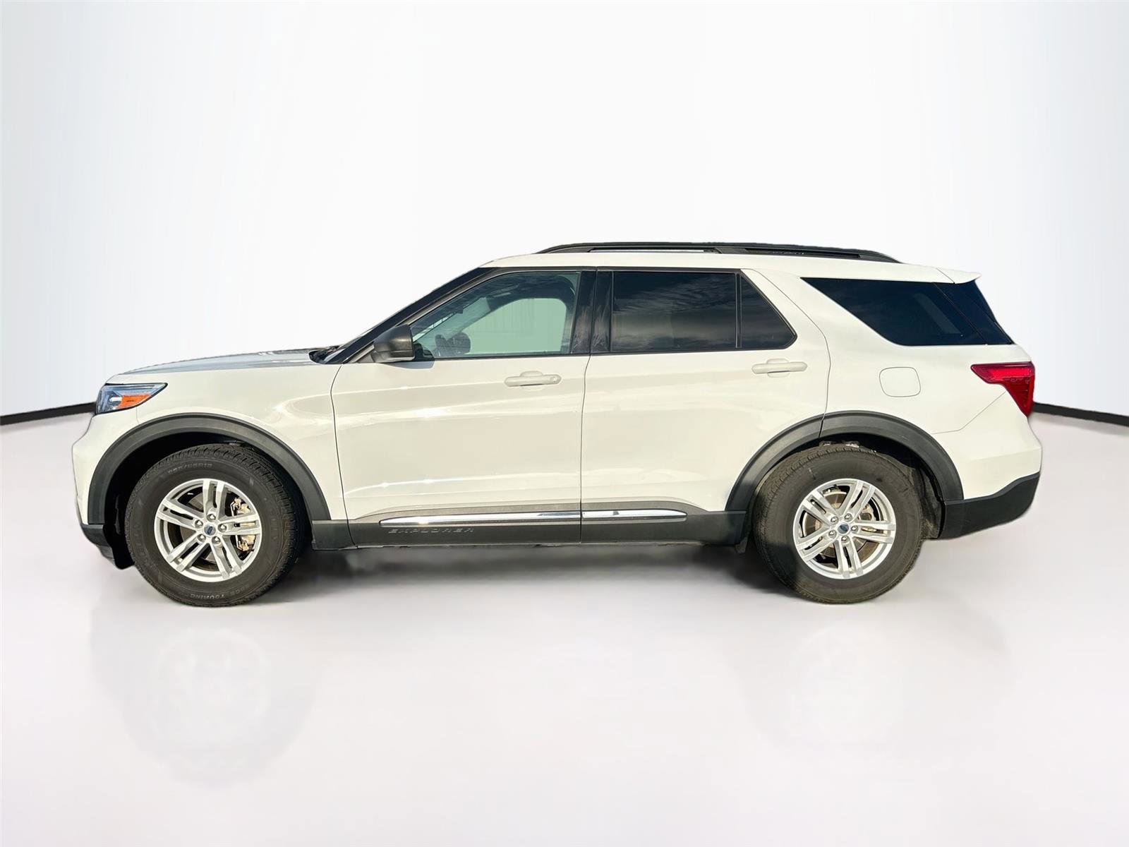 Used 2021 Ford Explorer XLT RWD image 2