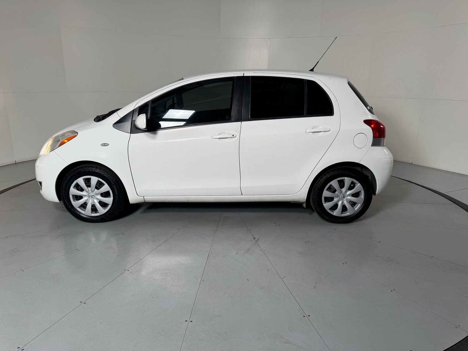 Used 2009 Toyota Yaris 4-Door Hatchback image 8