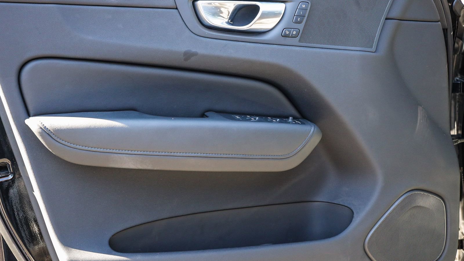 Used 2025 Volvo XC60 B5 Plus image 19