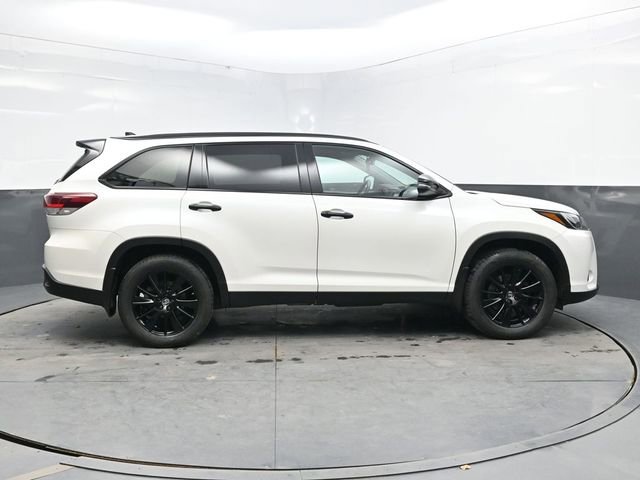 Used 2019 Toyota Highlander SE w/ Nightshade Edition AWD/4WD image 8