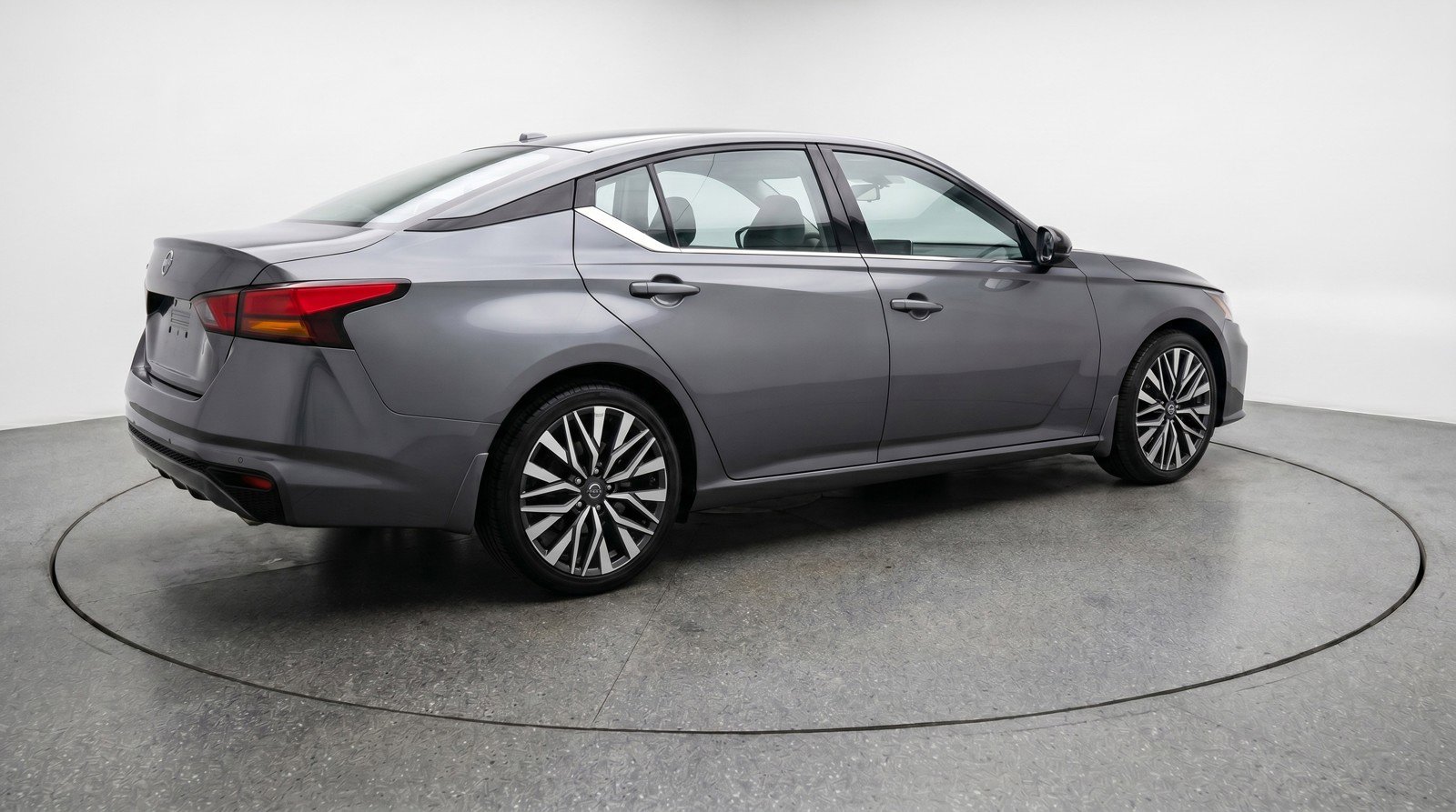 Used 2025 Nissan Altima 2.5 SV FWD image 9