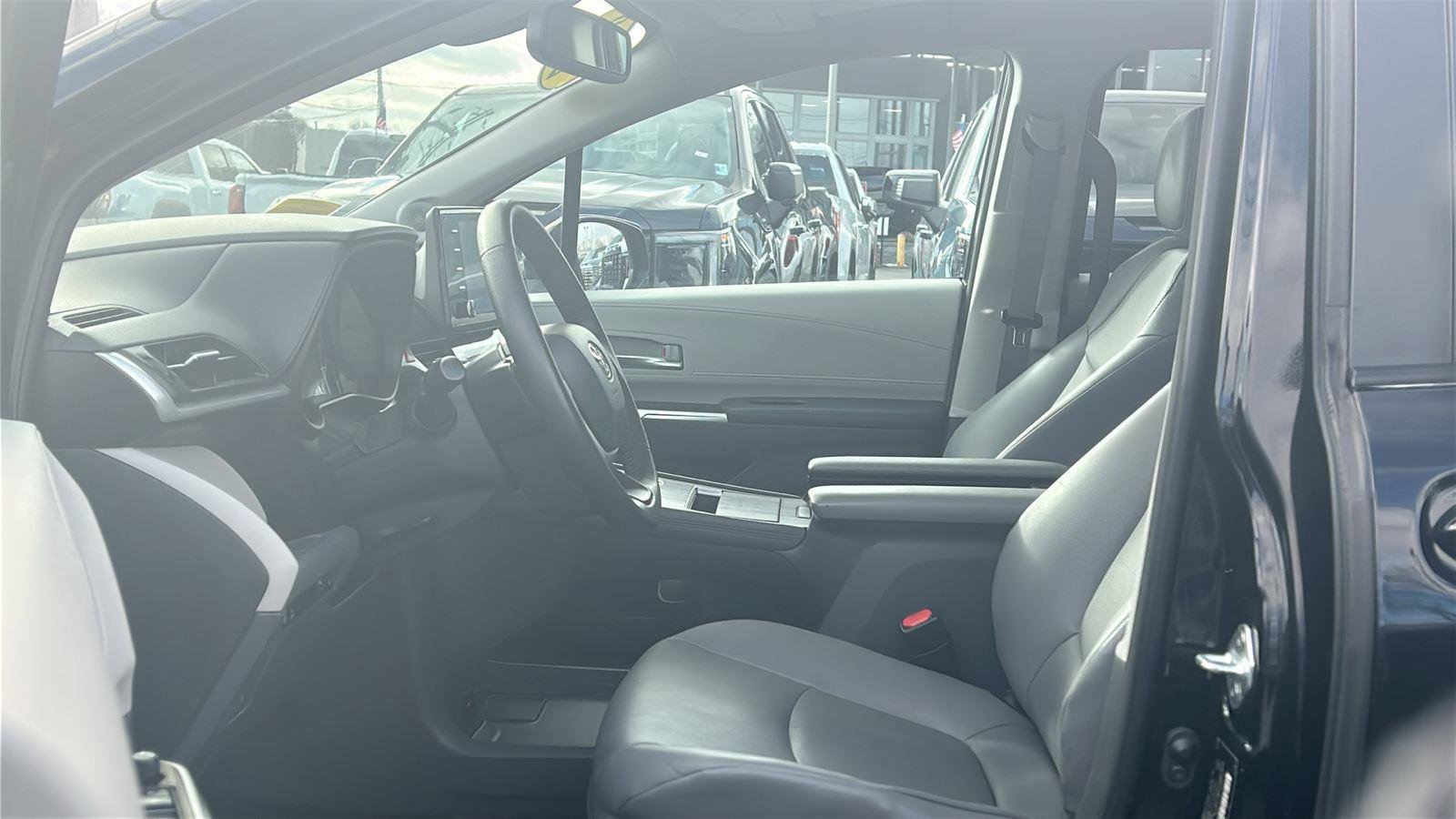 Used 2023 Toyota Sienna XLE image 30