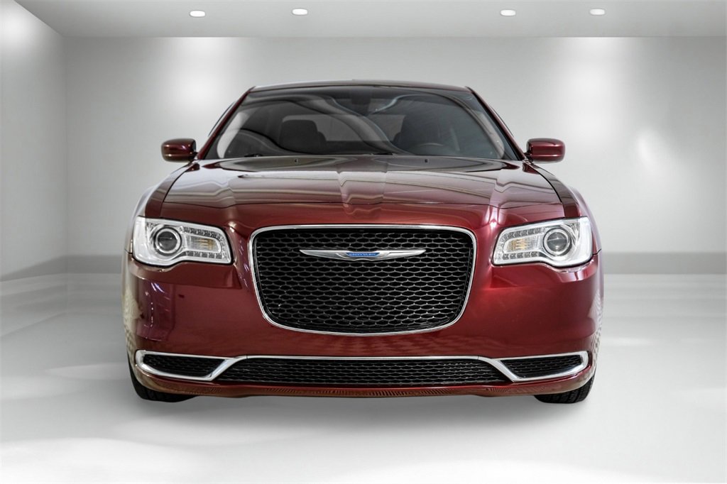 Used 2018 Chrysler 300 Touring L image 4