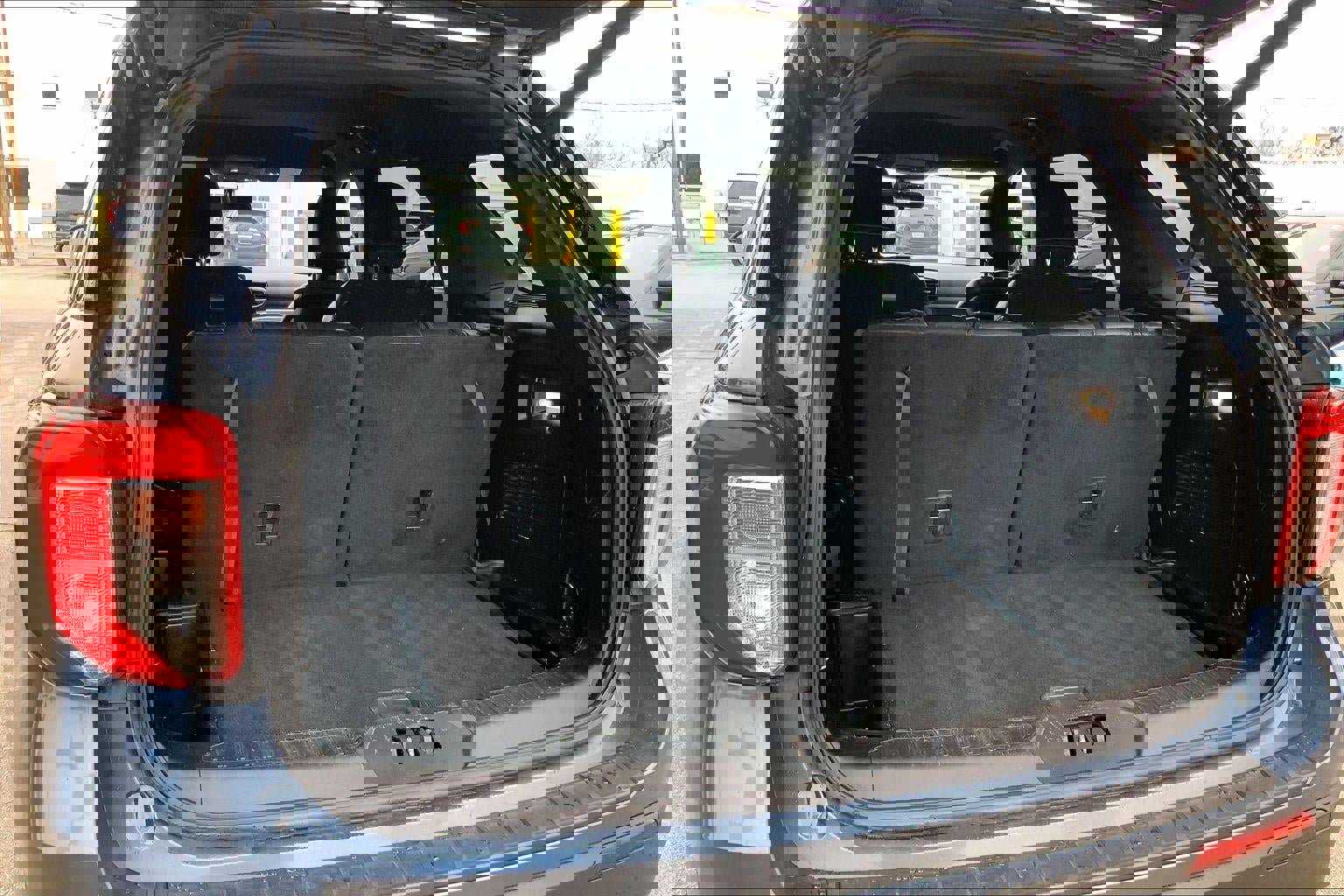 Used 2020 Ford Explorer XLT w/ Equipment Group 202A image 4