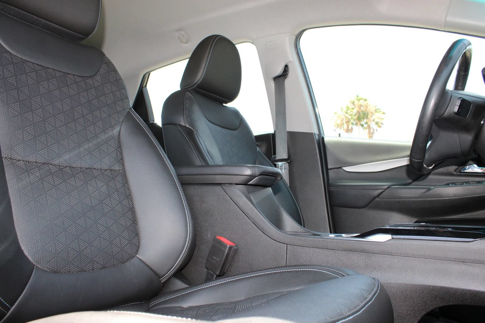 Used 2022 Chevrolet Bolt LT w/ Infotainment Package FWD image 26