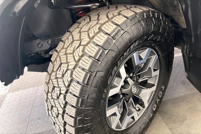 Used 2019 Toyota Tacoma TRD Off-Road w/ TRD Premium Off Road Package AWD/4WD image 34