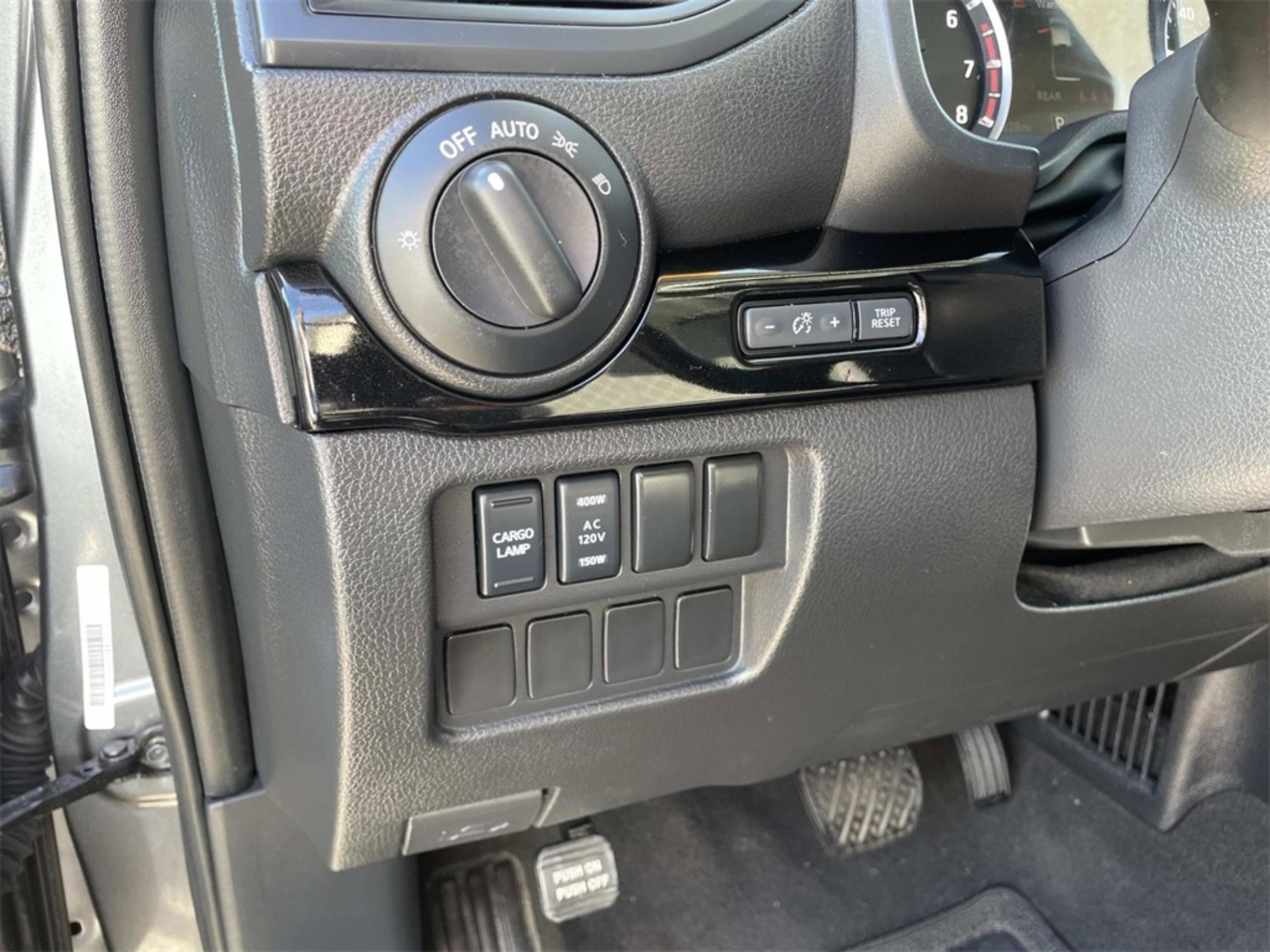 Used 2024 Nissan Titan SV w/ SV Convenience Package image 19