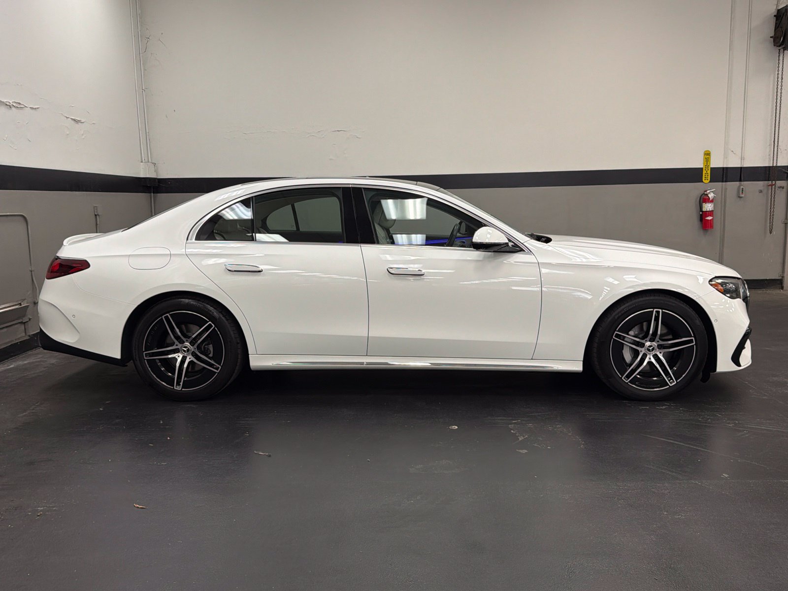 Used 2024 Mercedes-Benz E 350 4MATIC Sedan image 3