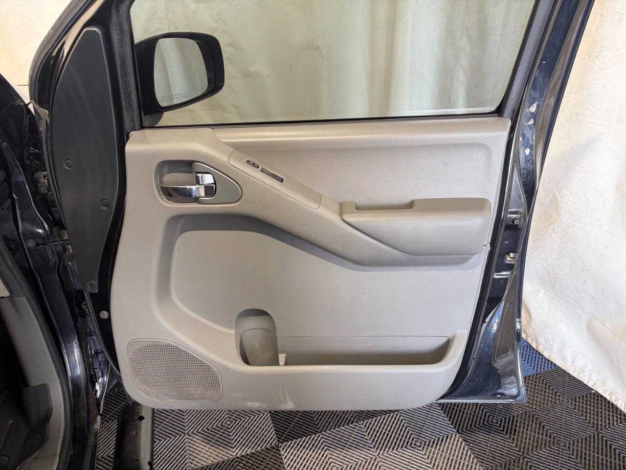 Used 2014 Nissan Frontier SV AWD/4WD image 11