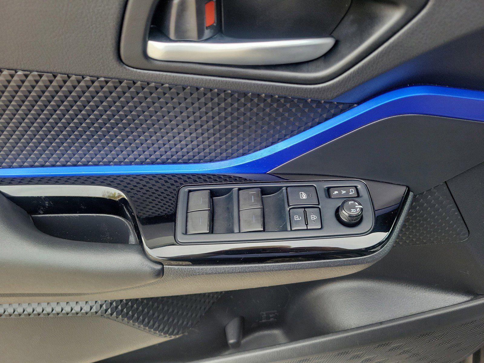 Used 2021 Toyota C-HR XLE FWD image 19