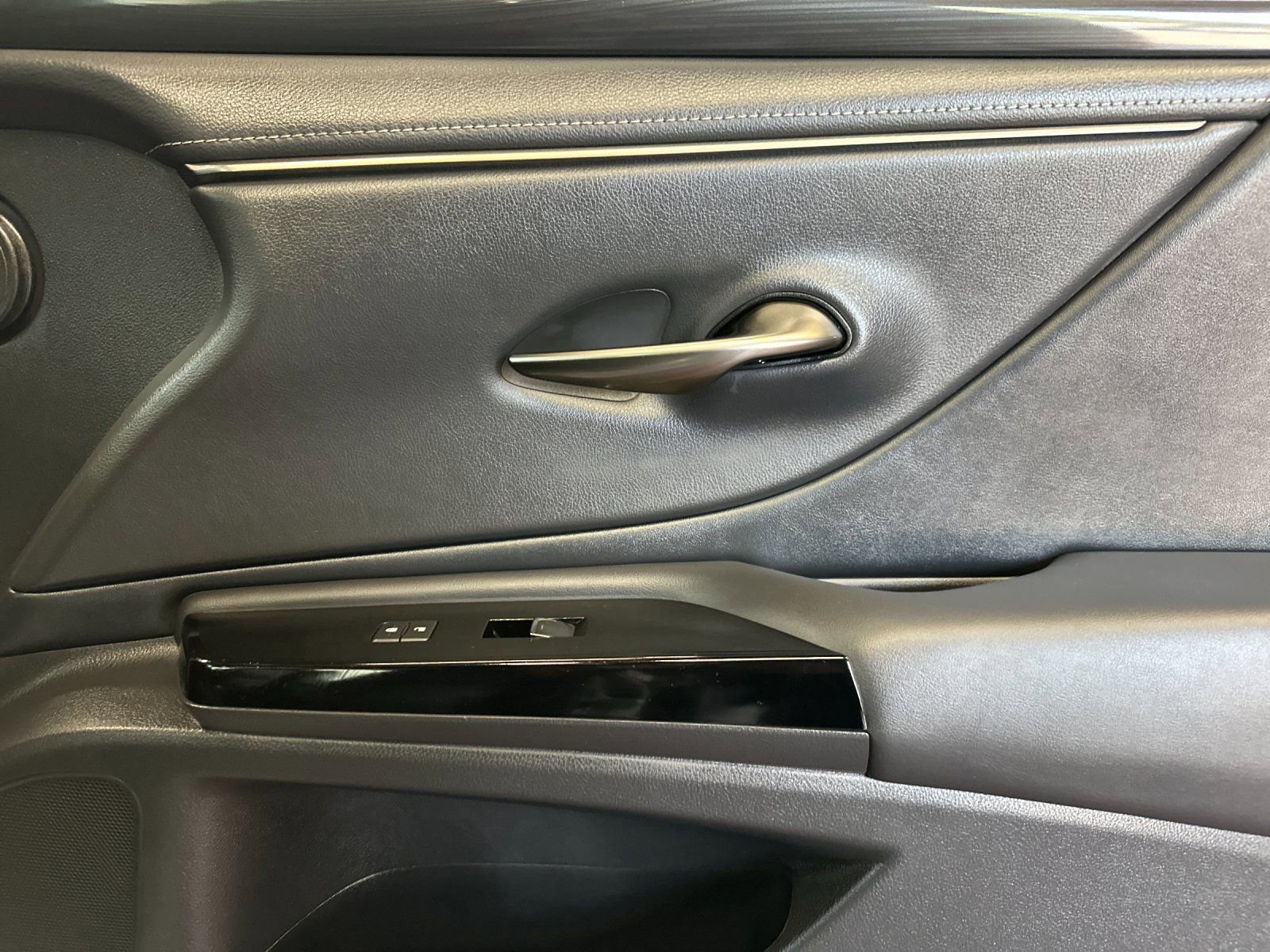 Used 2023 Lexus ES 350 w/ Accessory Package (Z2) image 19